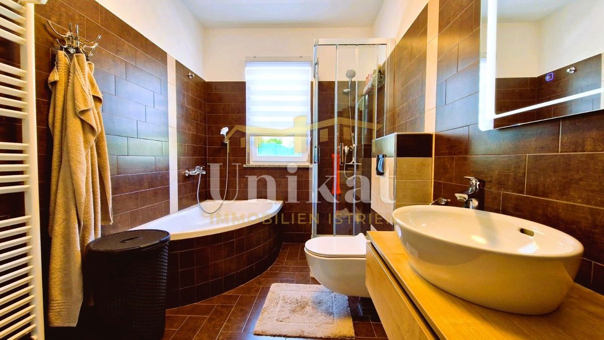 Samostojna pritlična hiša - bazen, garaža in velik vrt